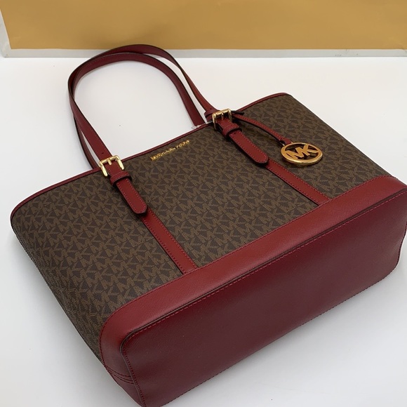 MICHAEL KORS LOGO SHOULDER
TOTE DARK CHERRY COLOR 14.75"W X
10"H × 5.5"D - Picture 9 of 16
